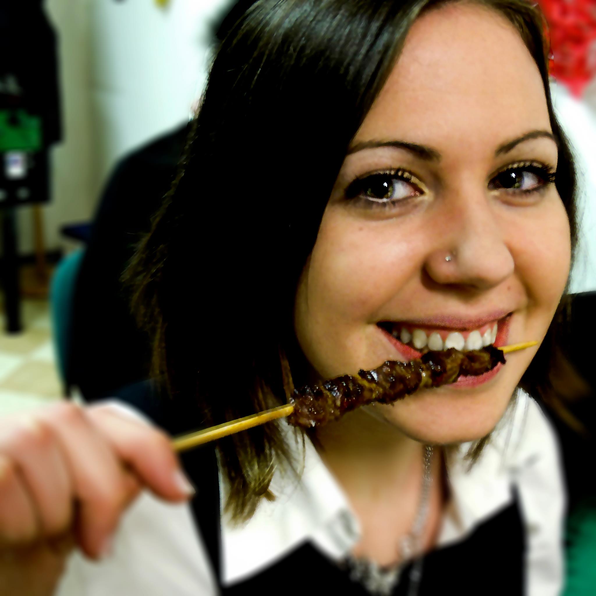 La nostra Martèn addenta un arrosticino